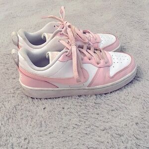 Kids/ women’s Nike dunks size 7 Y or 8.5 in women’s